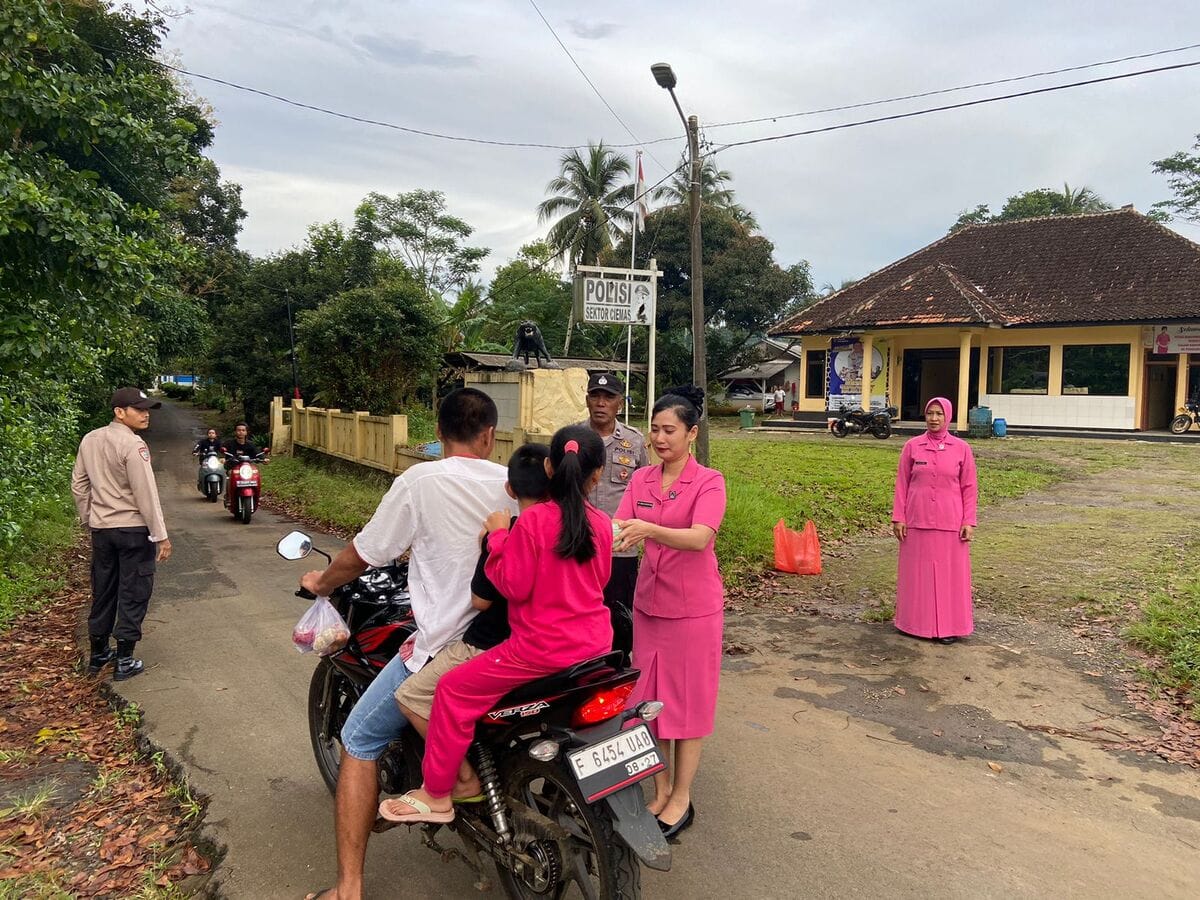 Polisi di Kabupaten Sukabumi Berbagi Takjil Jelang Buka