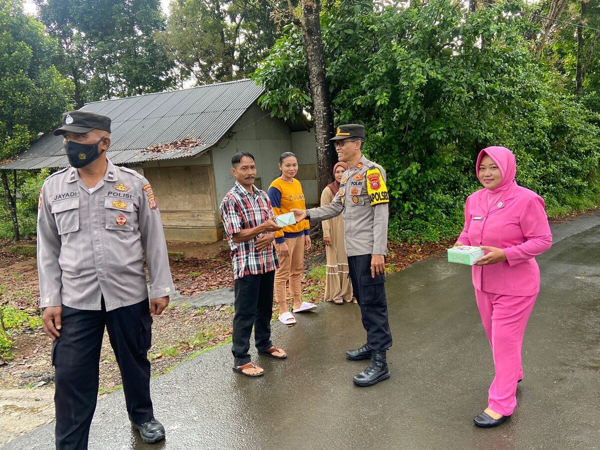 Polisi di Kabupaten Sukabumi Berbagi Takjil Jelang Buka