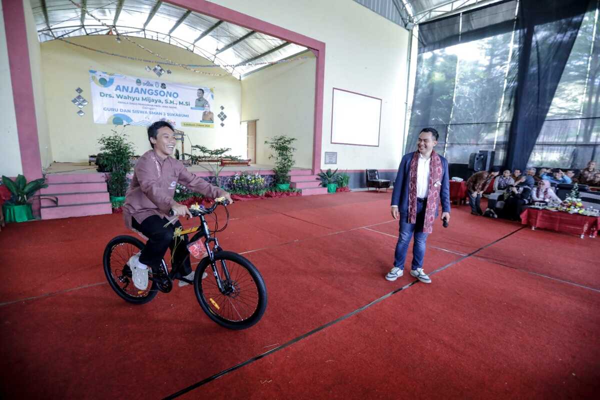 Siswa SMAN 3 Sukabumi Dapat Sepeda Kadisdik Jabar
