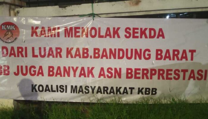 Spanduk Penolakan Pengangkatan Sekda Luar KBB Riuh