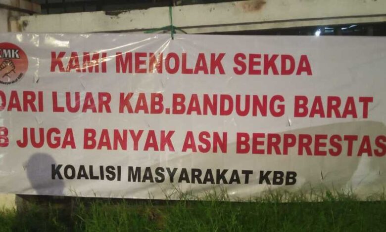 Spanduk Penolakan Pengangkatan Sekda Luar KBB Riuh