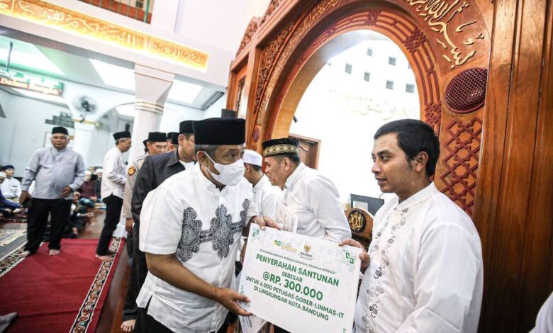 Tarawih Keliling, Pemkot Bandung Berbagi Bantuan