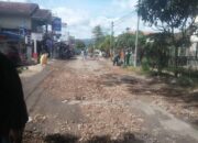 1 KM Jalan Moch Ali di Cianjur Rusak Parah