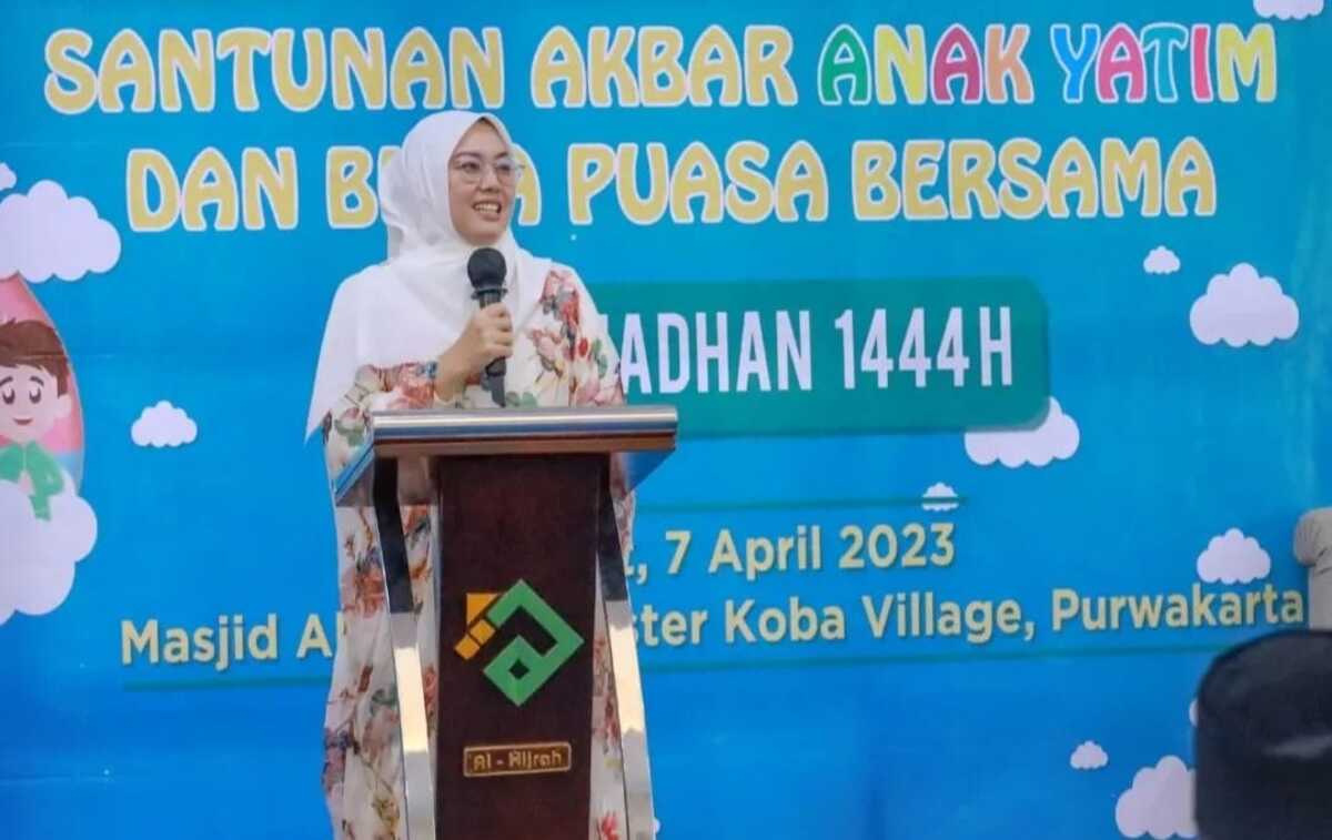 Anne Ratna Mustika Santuni Anak Yatim