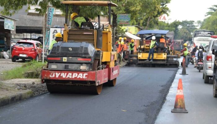 Emil Pantau Perbaikan Jalan Sumber di Cirebon