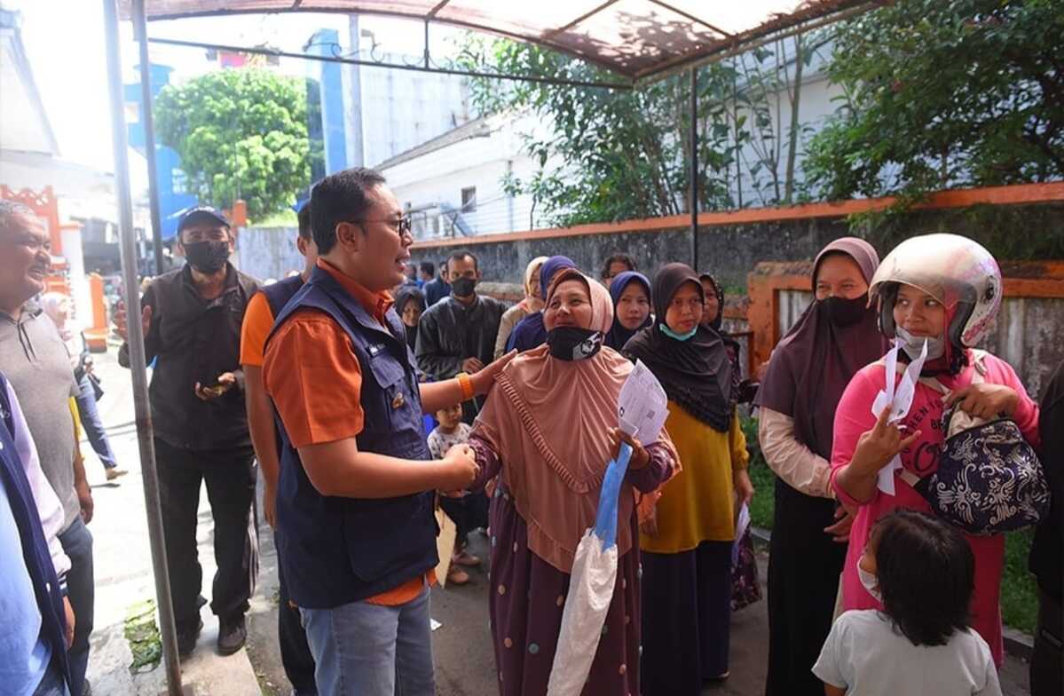 Fahmi Pantau Penyaluran Bansos di Kantor Pos Kota Sukabumi