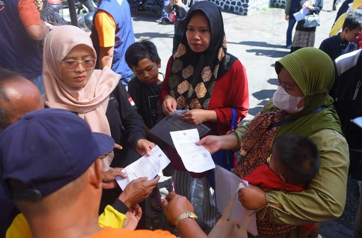 Fahmi Pantau Penyaluran Bansos di Kantor Pos