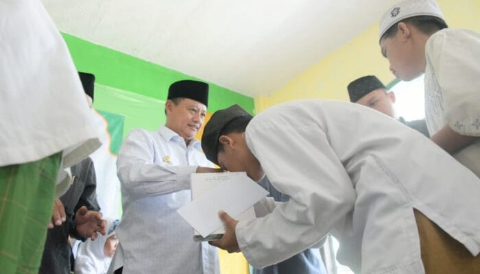 Pak Uu Minta Permudah Penyaluran Bantuan Pesantren