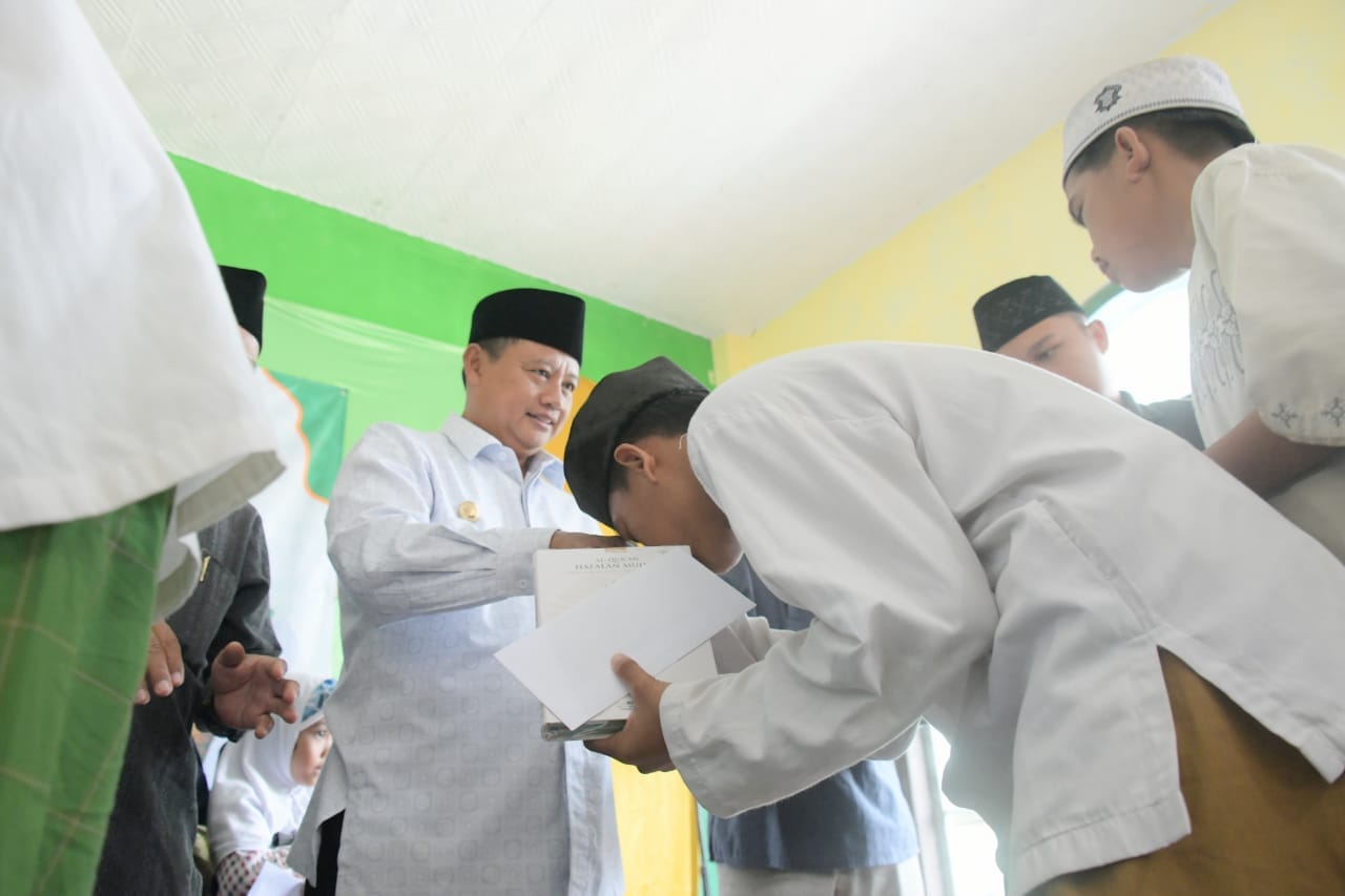 Pak Uu Minta Permudah Penyaluran Bantuan Pesantren