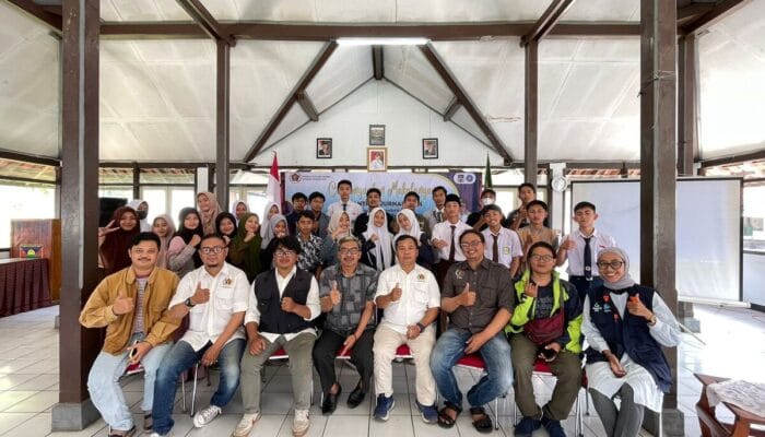 Pelajar di Cikalongwetan KBB Ikuti Pesantren Jurnalistik