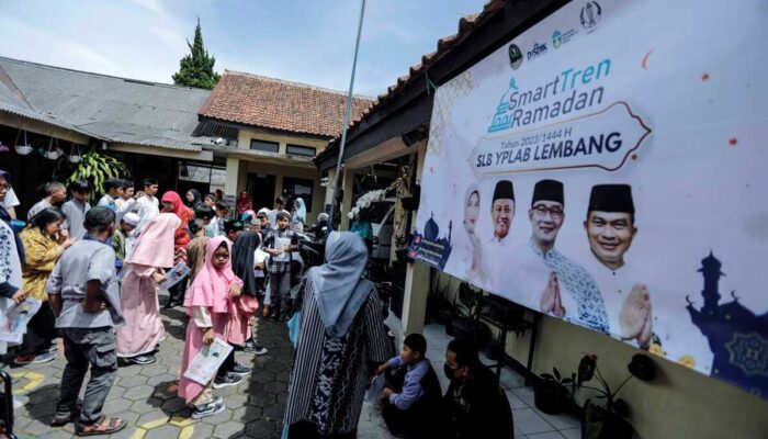 SLB ABC YPLAB Lembang Sisihkan Uang untuk SmartTren