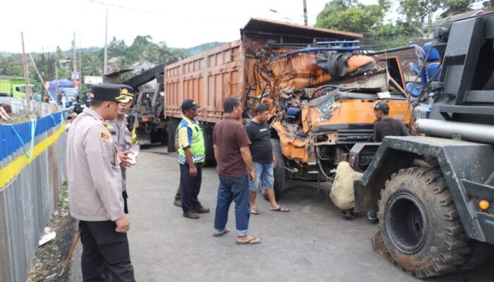 Truk Kecap dan Pasir Adu Banteng di Sukabumi