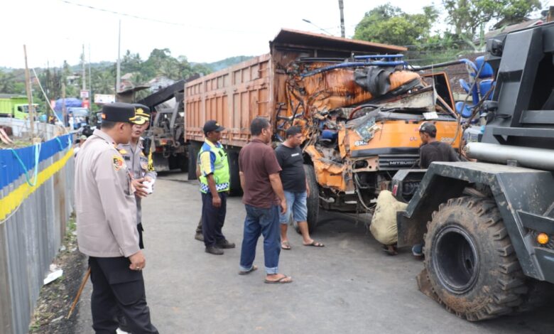 Truk Kecap dan Pasir Adu Banteng di Sukabumi