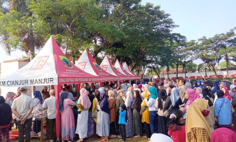 Warga Kabupaten Cianjur Menyerbu Bazar Ramadan