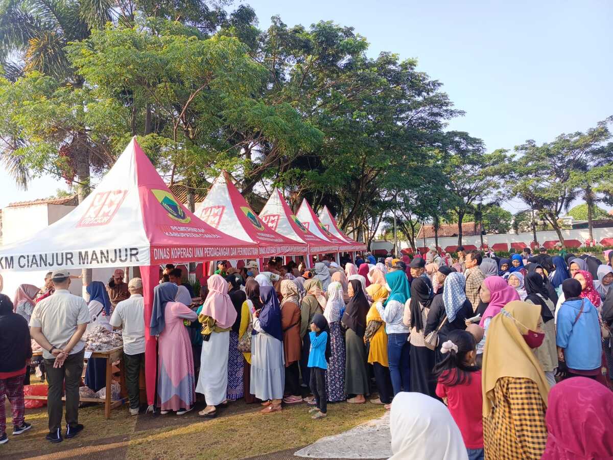 Warga Kabupaten Cianjur Menyerbu Bazar Ramadan