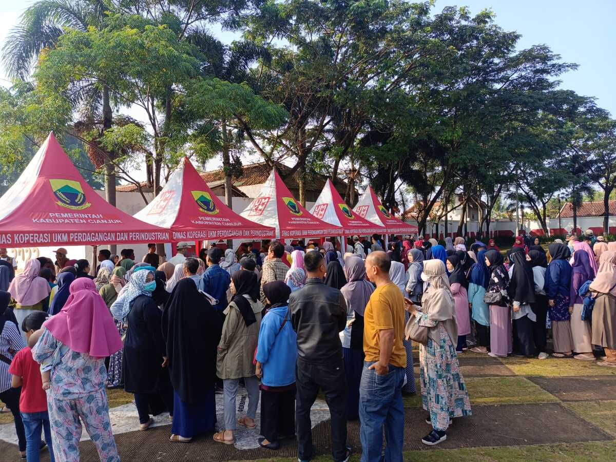 Warga Kabupaten Cianjur Menyerbu Bazar Ramadan