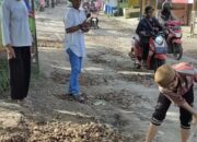 Warga Cianjur Urug Jalan di Depan Masjid Al- Hidayah