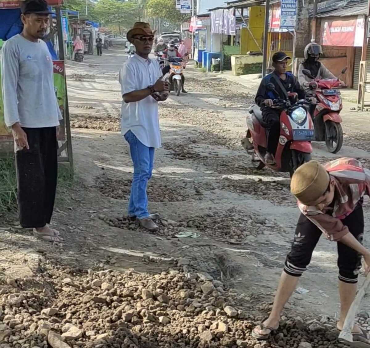 Warga Cianjur Urug Jalan di Depan Masjid Al- Hidayah