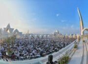Warga Padati Masjid Raya Al Jabbar untuk Salat Idulfitri