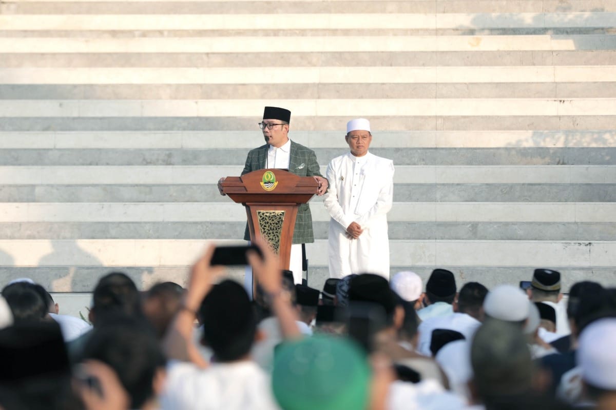 Warga Padati Masjid Raya Al Jabbar untuk Salat Idulfitri