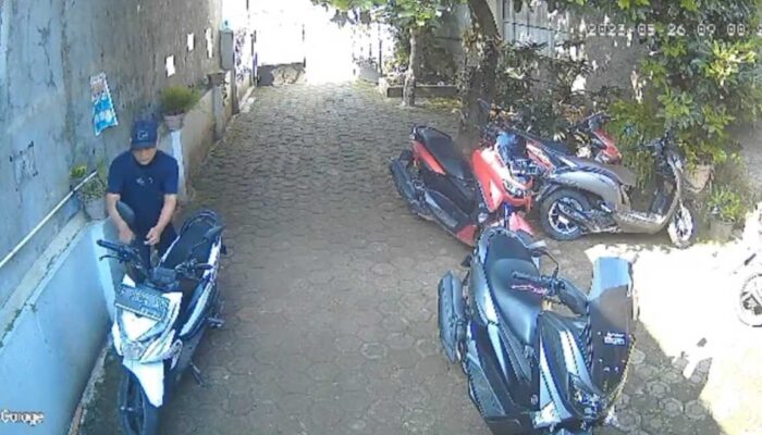 Aksi Maling Motor di Cianjur Terekam CCTV