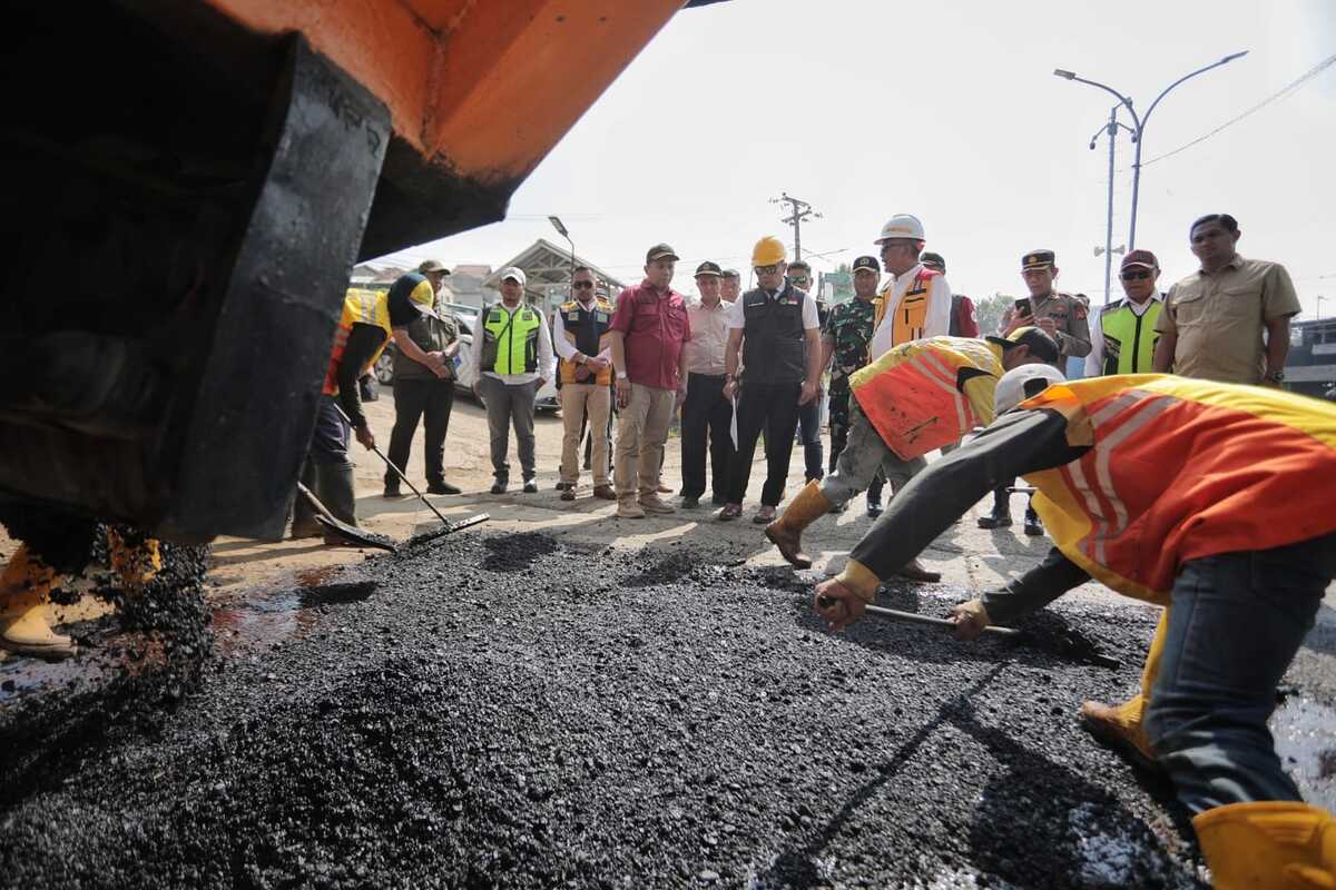 Emil Sidak Pengaspalan Jalan Provinsi