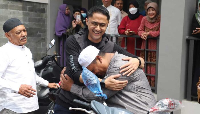 Hengky Kurniawan Beri 1 Unit Motor kepada Marbot Masjid