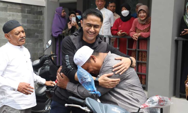 Hengky Kurniawan Beri 1 Unit Motor kepada Marbot Masjid