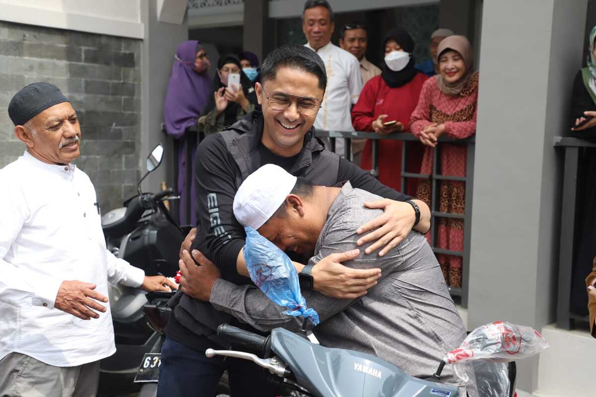 Hengky Kurniawan Beri 1 Unit Motor kepada Marbot Masjid