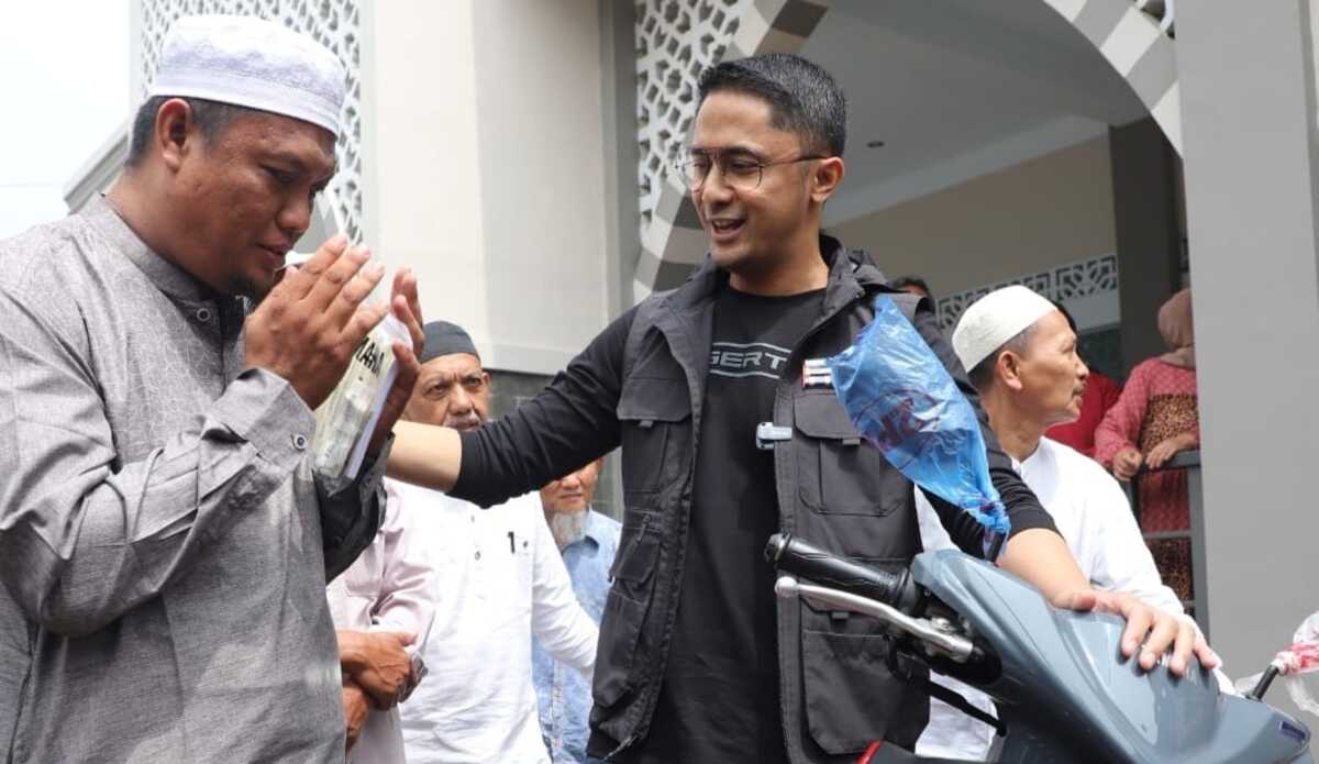 Hengky Kurniawan Beri 1 Unit Motor kepada Marbot Masjid