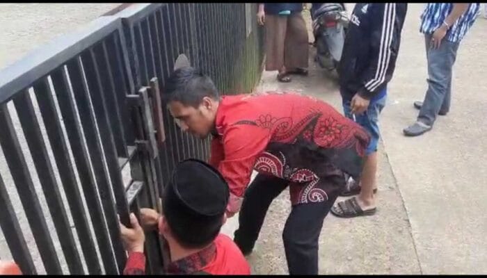 Kantor Desa Sukatani di Cianjur Digembok Warga