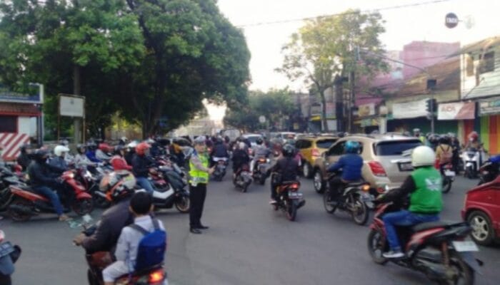 Kasat Lantas Polres Cimahi Sigap Mengurai Lalin