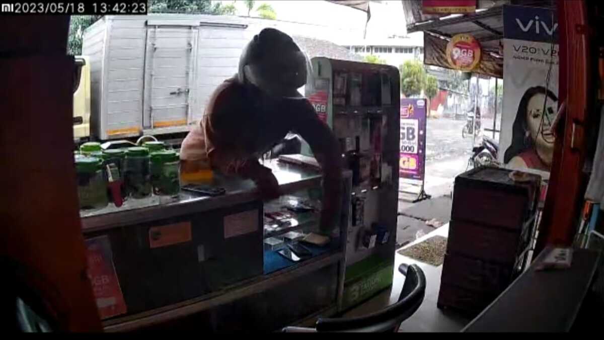 Konter Mandiri Cell di Cianjur Dimaling, 3 HP Raib