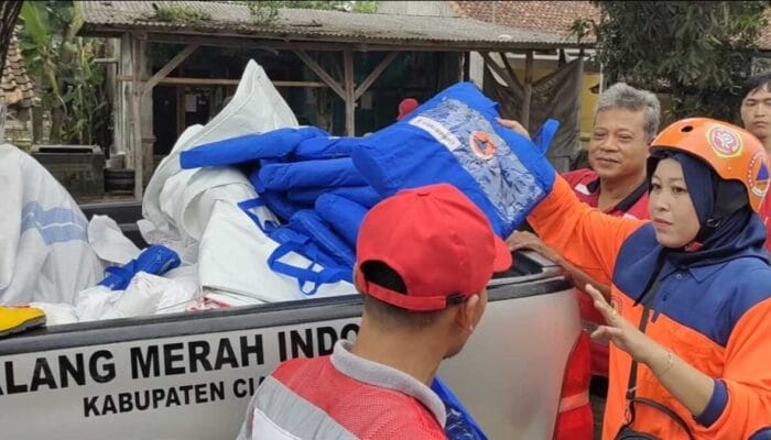 PMI Cianjur Evakuasi Banjir Bandang Ciranjang