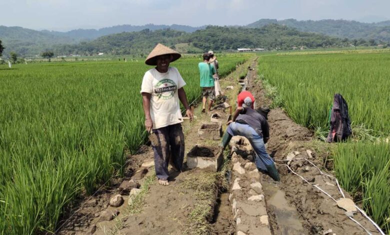 Pembangunan TPT Desa Sukaratu Cianjur Diduga Menyalahi Aturan