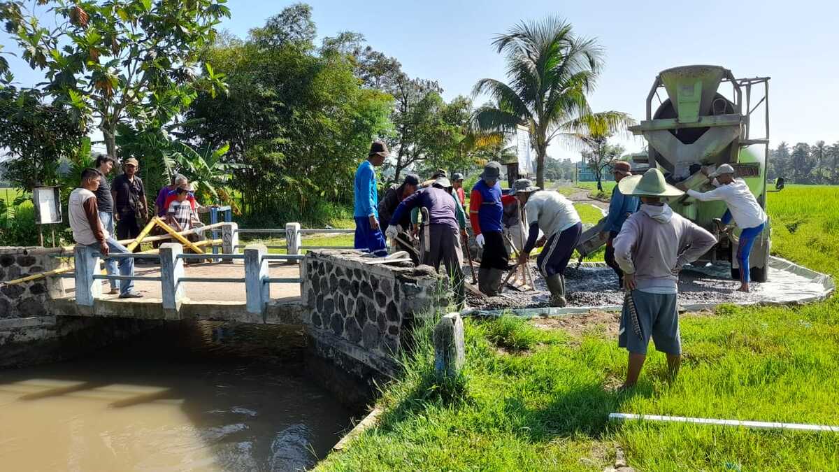 Pemerintah Desa Jatisari Cianjur Cor Beton Jalan