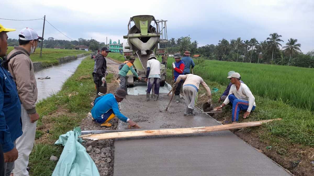 Pemerintah Desa Jatisari Cianjur Cor Beton Jalan