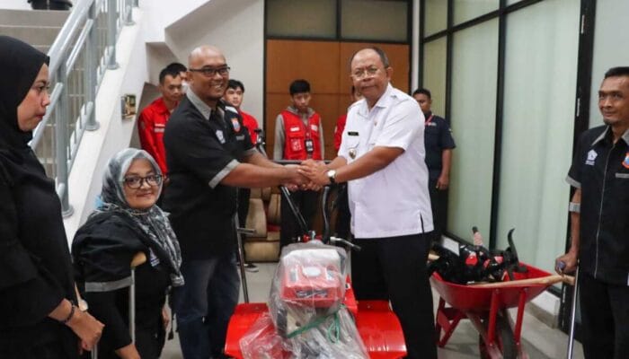 Pemkot Cimahi Beri Alat Pertanian kepada Disabilitas