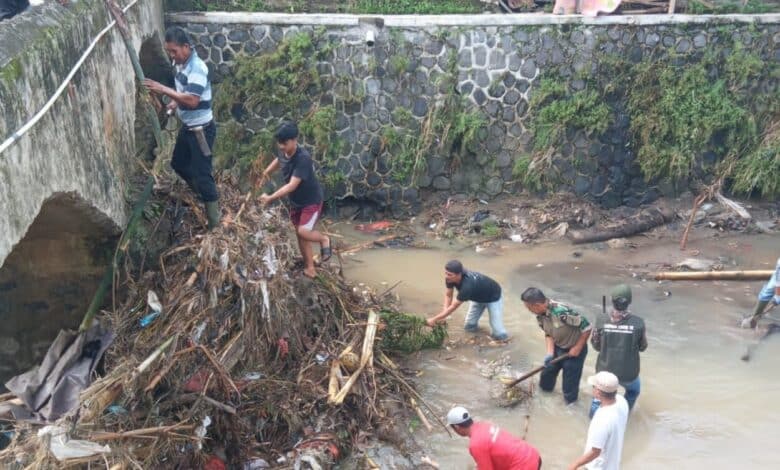 Sampah Pemicu Banjir di Cianjur Ramai-ramai Dibersikan Warga