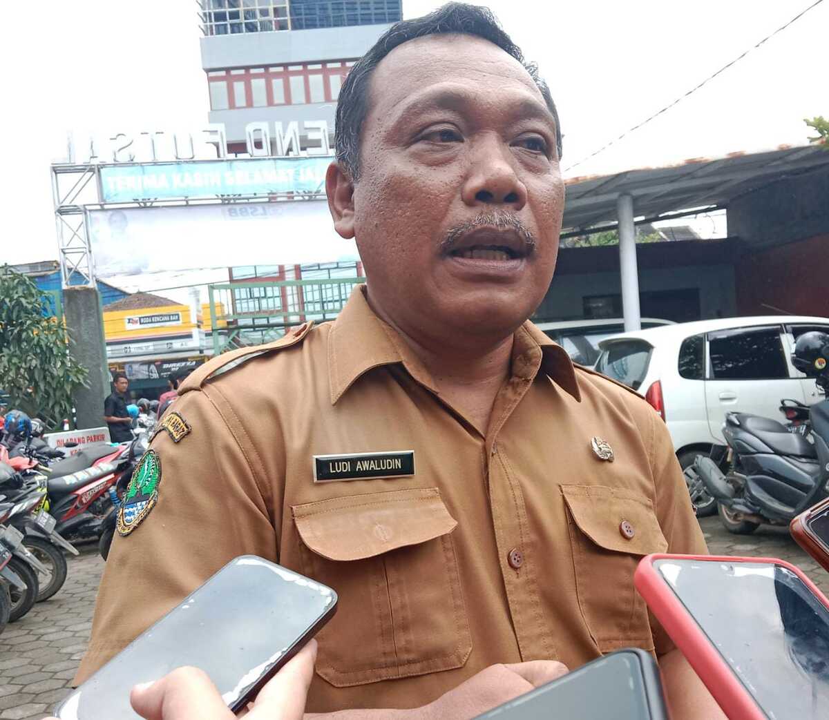 Satpol PP Bandung Barat Geram dengan PKL di Pasar Tagog