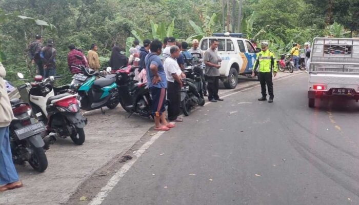 Truk Tangki Bermuatan Aspal Terjun ke Jurang di Sukabumi