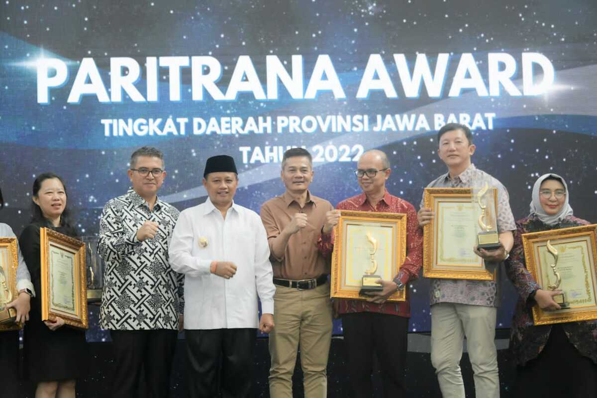 Uu Serahkan Penghargaan Paritrana Award Jabar 2022