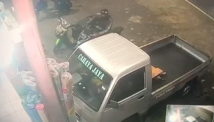 2 Maling di Toko Cahaya Jaya Elektronik Terekam CCTV