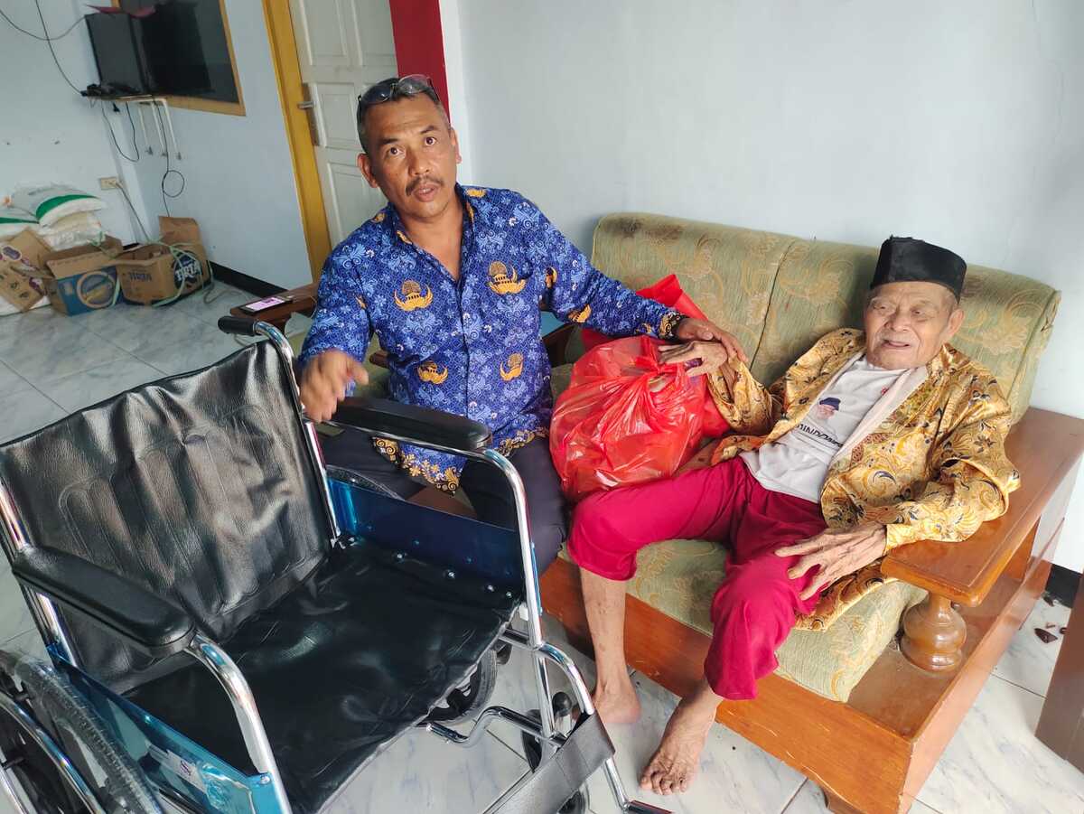 8 Disabilitas di Desa Mekarwangi Cianjur Menerima Bantuan