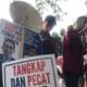 Aksi Massa Desak 3 Pejabat Kemenkominfo Dipecat!