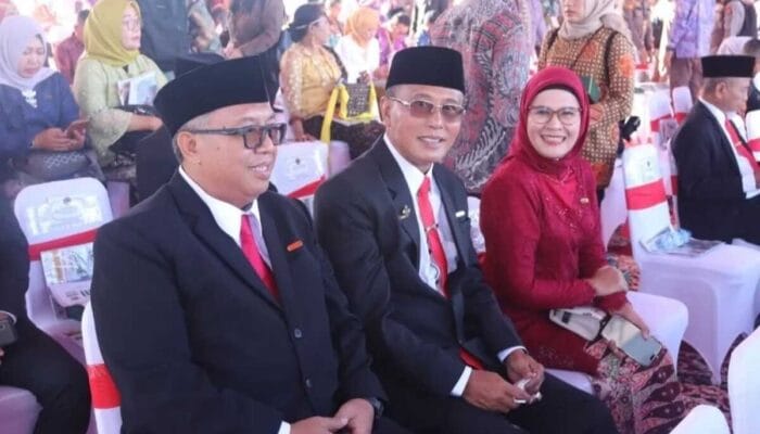 Bupati Sukabumi Terima Satyalancana Wira Karya