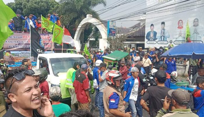 Ribuan Pekerja Bandung Barat Geruduk Kantor DPRD