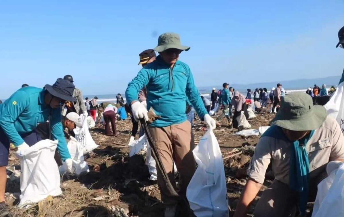 Iyos Somantri Bersama 1.300 Peserta Bersihkan Pantai