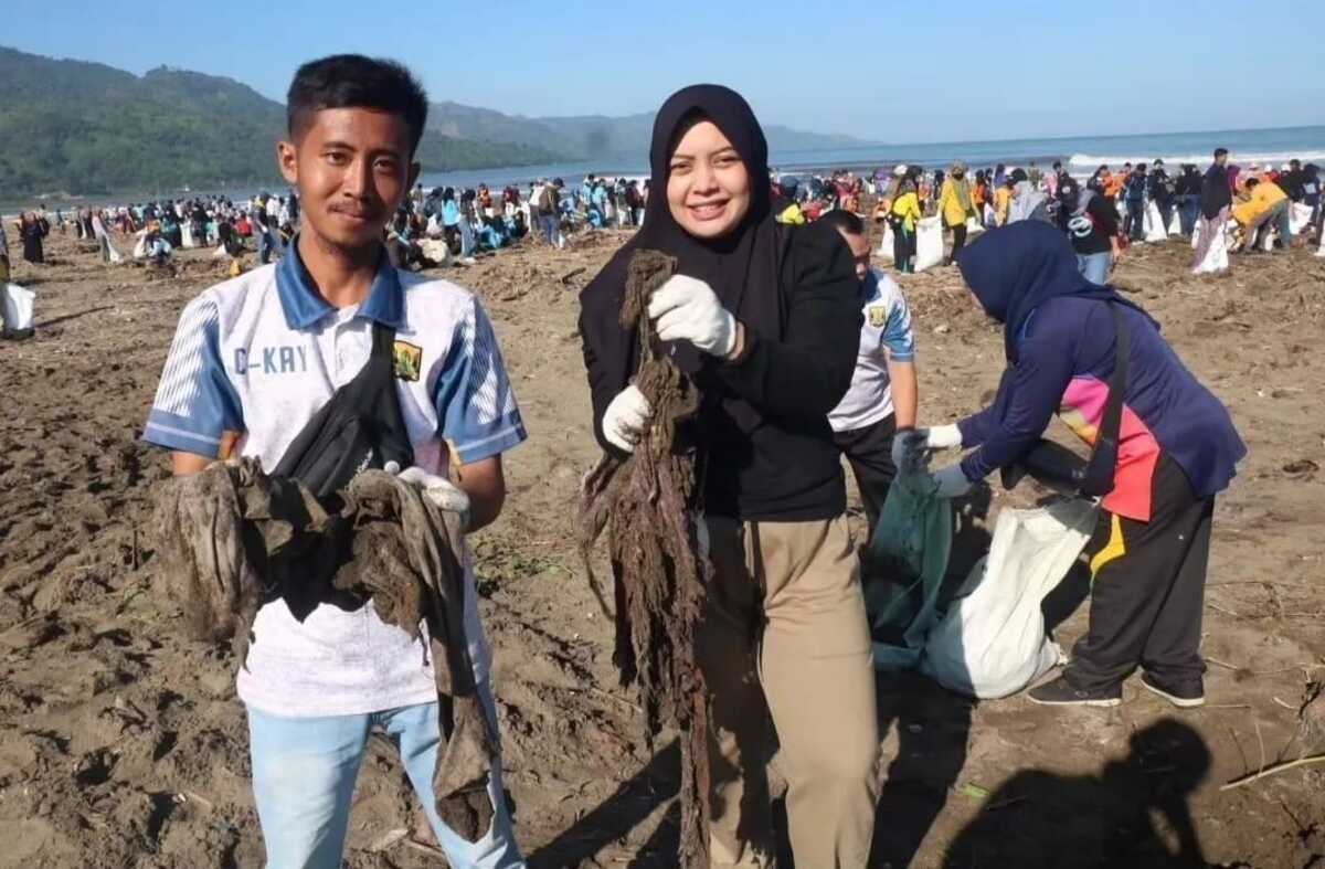 Iyos Somantri Bersama 1.300 Peserta Bersihkan Pantai