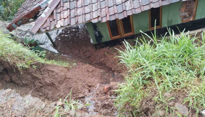 Kecamatan Pagelaran Cianjur Diterjang Banjir dan Longsor